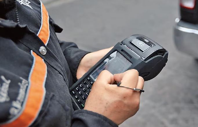 ¿Cuánto cuesta la multa por no traer licencia de auto?